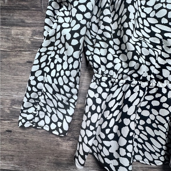 Who What Wear Black and White Fitted Blouse with 3/4 Sleeves and Ruched Design - Picture 5 of 7